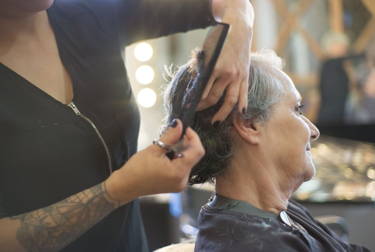 Atendimento domiciliar de corte de cabelo para a terceira idade